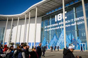 Журналисты у входа в главный медиацентр сочинской Олимпиады &copy;&nbsp;Елена Синеок, ЮГА.ру