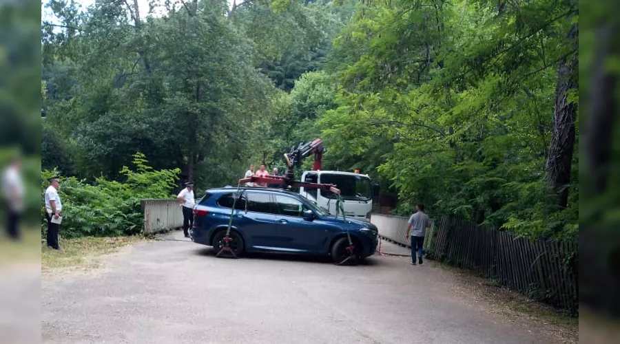 В Сочи эвакуировали автомобиль, который перекрывал проезд к Агурским водопадам &copy;&nbsp;Фото пресс-службы Сочинского нацпарка