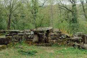 Руины дольмена близ Васильевки &copy;&nbsp;Фото Юли Шафаростовой, Юга.ру