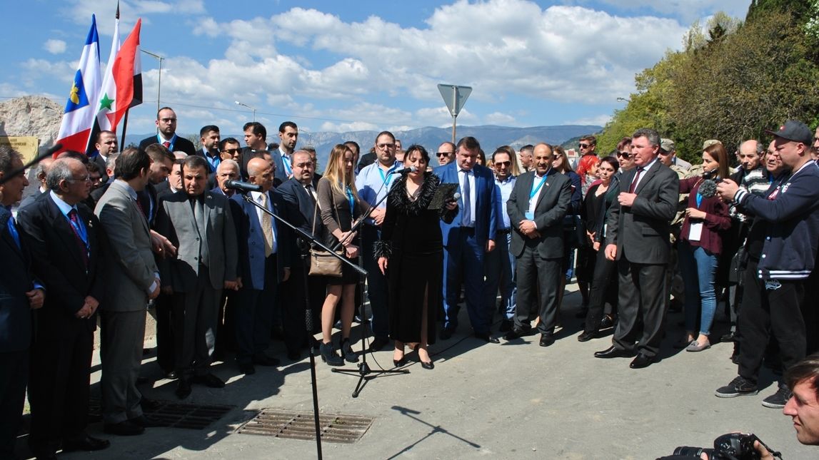 день города алушта. крымский ижевск. надпись города побратимы. города побратимы ялты. возлне админи страции в ялдте.