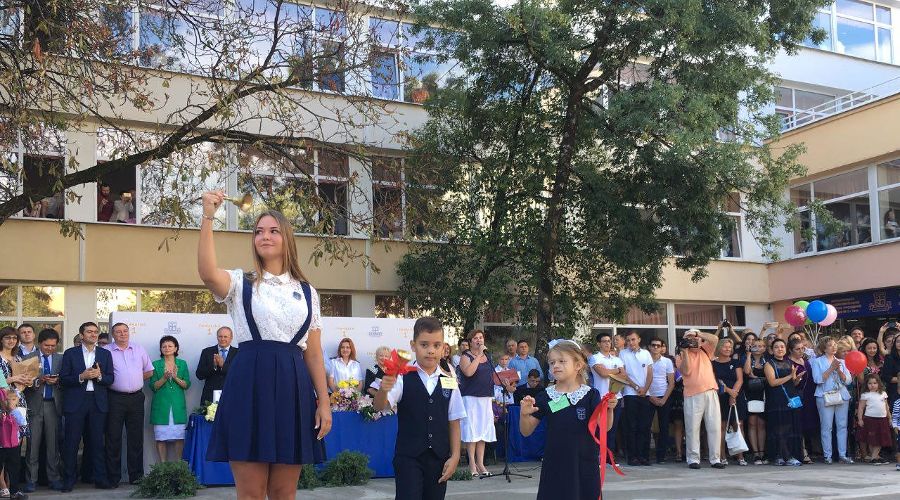 Первый звонок в сочинской гимназии № 1 © Фото Юлии Барановой, Юга.ру