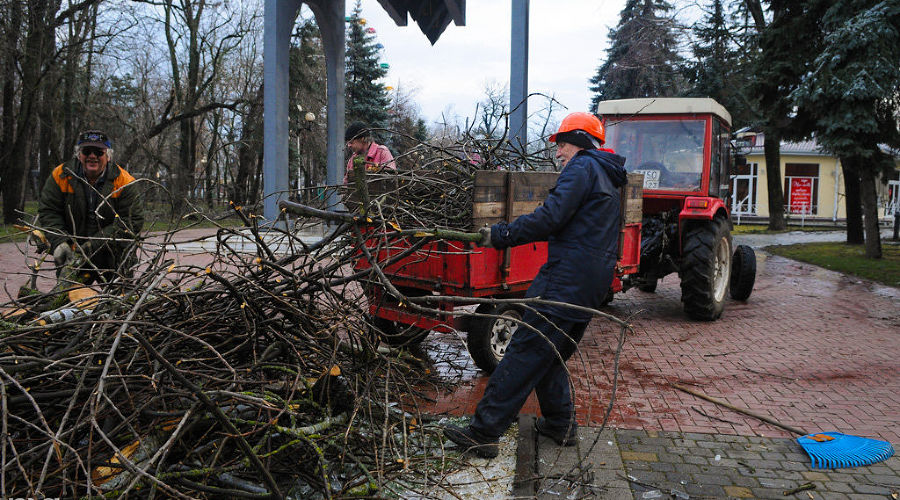 Ликвидация последствий ледяного дождя в Краснодаре &copy;&nbsp;Елена Синеок, ЮГА.ру