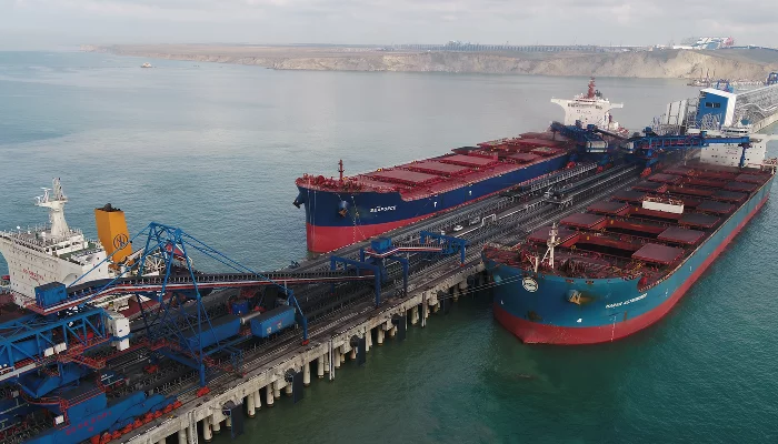 Загрузка угля в балкеры у причалов Таманского терминала навалочных грузов &copy;&nbsp;Фотография предоставлена пресс-службой ОТЭКО