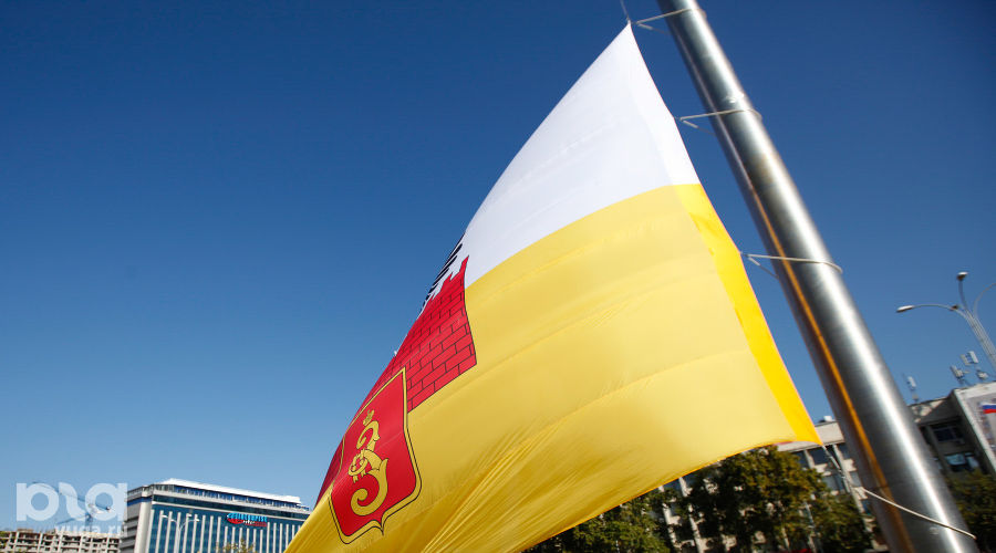 Поднятие флага на День города в Краснодаре © Елена Синеок, ЮГА.ру