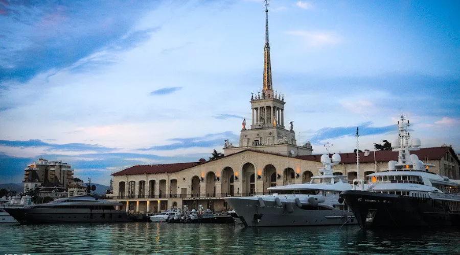 Морской вокзал Сочи &copy;&nbsp;Фото Елены Синеок, Юга.ру