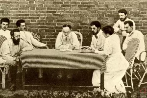 Лев Толстой и его помощники составляют списки крестьян, нуждающихся в помощи &copy;&nbsp;Изображение является общественным достоянием