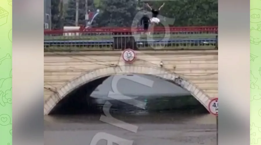 Армавирская молодежь развлекается, ныряя с железнодорожного моста в затопленную улицу Кирова &copy;&nbsp;Скриншот видео в телеграм-канале &laquo;ЧП Армавир&raquo;, T.me/armavir