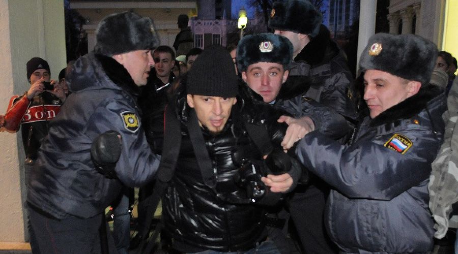 Акция "Белая лента" в поддержку честных выборов в Краснодаре &copy;&nbsp;Елена Синеок. ЮГА.ру