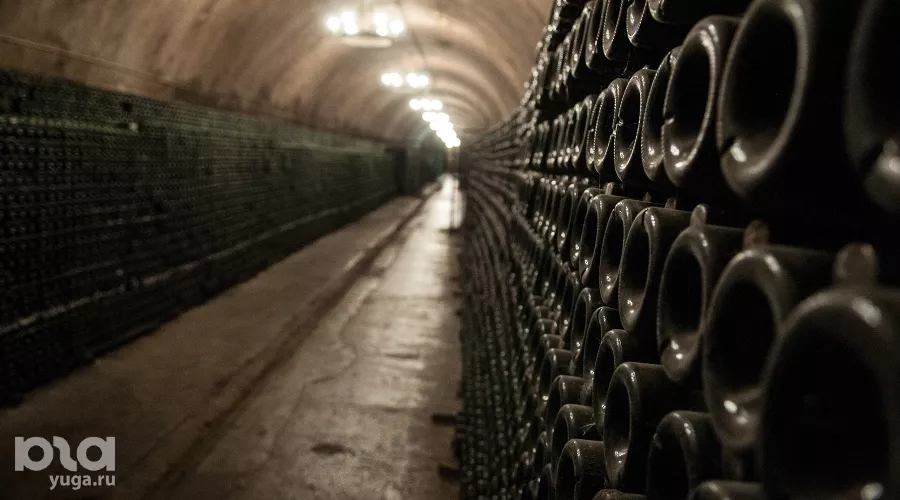 Подвалы завода шампанских вин "Абрау-Дюрсо" &copy;&nbsp;Фото Елены Синеок, Юга.ру