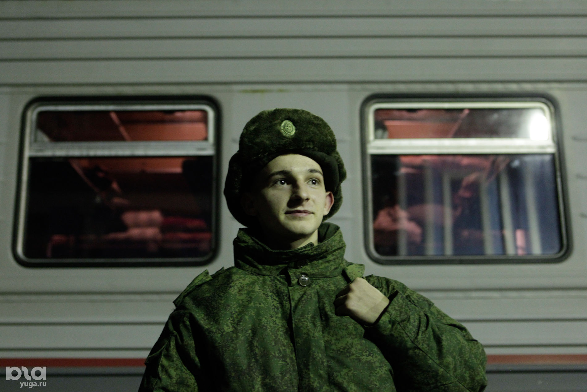 В окне автобуса поплыл военкомат. Солдат на перроне. Солдаты на вокзале. Военнослужащий на вокзале. Солдаты в поезде.