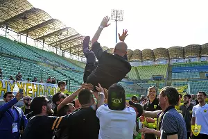 Команда качает Магомеда Адиева после матча с &laquo;Уралом&raquo; &copy;&nbsp;Фото пресс-службы ФК &laquo;Анжи&raquo;