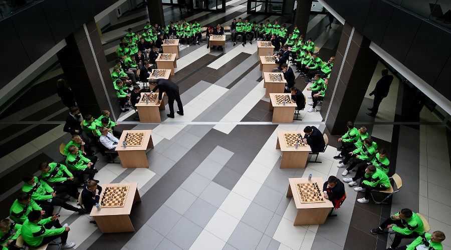 Сергей Галицкий провел сеанс одновременной игры в шахматы с воспитанниками академии ФК «Краснодар» &copy;&nbsp;Фото с официального сайта ФК &laquo;Краснодар&raquo;, fckrasnodar.ru