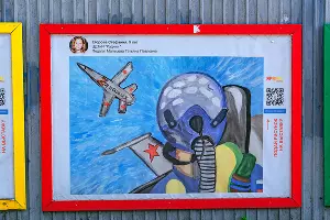 Военно-патриотическая выставка детских рисунков у ТЭЦ &copy;&nbsp;Фото Юли Шафаростовой, Юга.ру