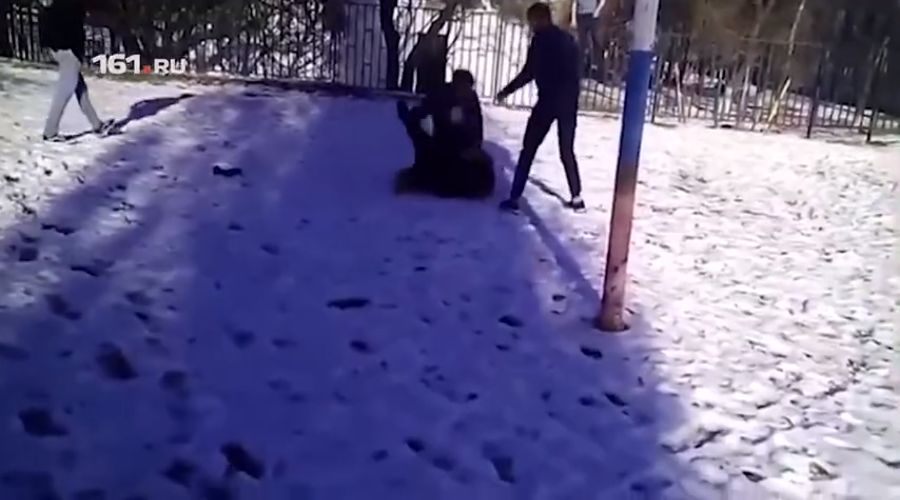  © Скриншот из видео «В Новошахтинске школьники жестоко избили одноклассника», vk.com/video-29725596_456239787