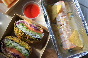 Суши-бургер и роллы Cheesy killer в «Gorilla by Баста» &copy;&nbsp;Фото Марины Солошко, Юга.ру