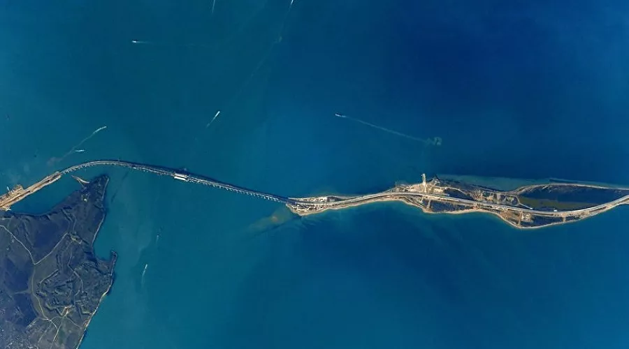 Крымский мост с борта МКС &copy;&nbsp;Фото из инстаграма Антона Шкаплерова, instagram.com/anton_astrey