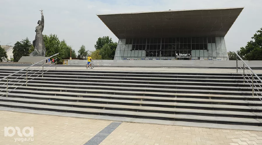 Отреставрированный парк перед кинотеатром "Аврора" &copy;&nbsp;Фото Михаила Ступина, Юга.ру