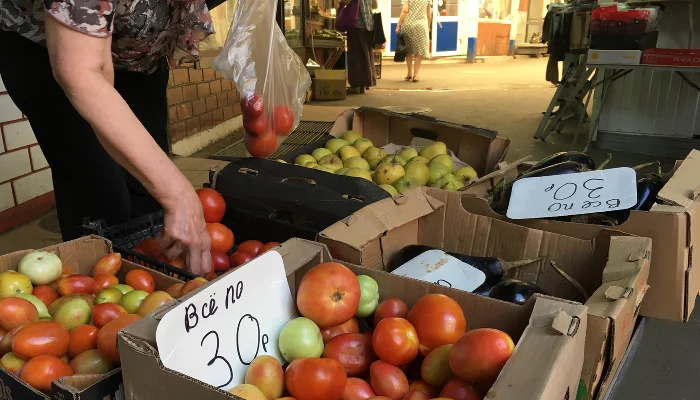 Развал уцененной еды на входе в Кооперативный рынок с Коммунаров 15.8.2023 &copy;&nbsp;Фото Александра Гончаренко, Юга.ру