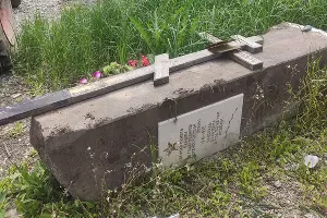 Поваленная стела памяти павшим в годы Второй Мировой войны, Русское кладбище в пос. Яблоновском, дата съемки 14.05.2023 г. &copy;&nbsp;Фото Анны Филатовой, Юга.ру