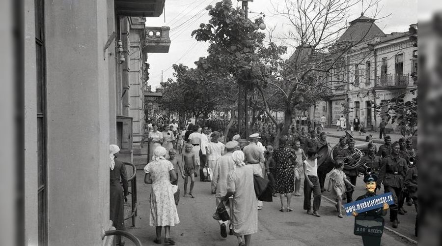 Проход колонны немецких войск по ул. Красной. Август 1942 года © Фото с сайта myekaterinodar.ru