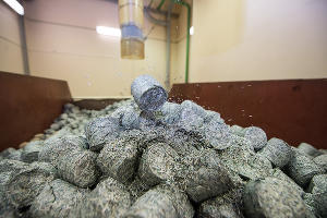 Спрессованные брикеты из купюр после утилизации © Фото Елены Синеок, Юга.ру