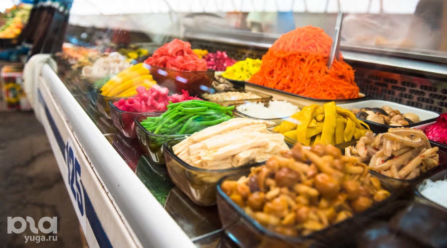 Витрина на рынке © Фото Елены Синеок, Юга.ру