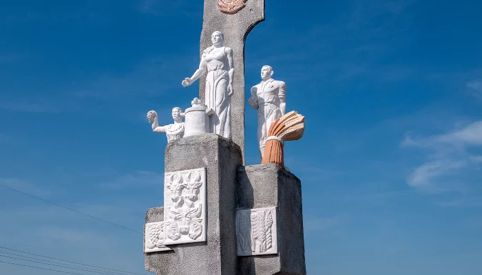 Въездная стела у поселка Коммаяк &copy;&nbsp;Фото Александра Гончаренко, Юга.ру