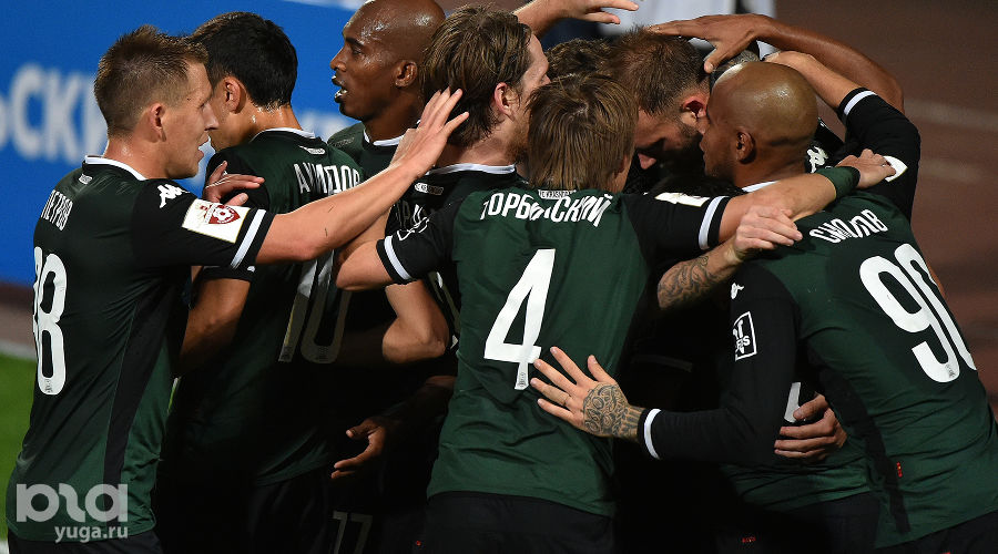 Игроки ФК "Краснодар"  © Елена Синеок, ЮГА.ру