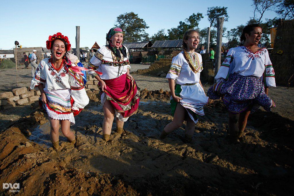 Женщины тамани. Босоногая Атамань. Атамань фестиваль Босоногие. Легенды Тамани 2009. Женщины Кубани.