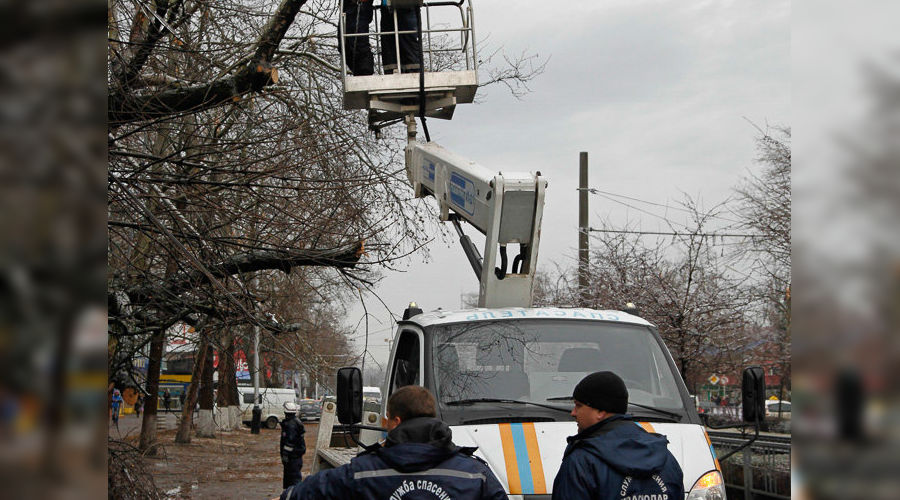 Ликвидация последствий ледяного дождя в Краснодаре © Влад Александров, ЮГА.ру