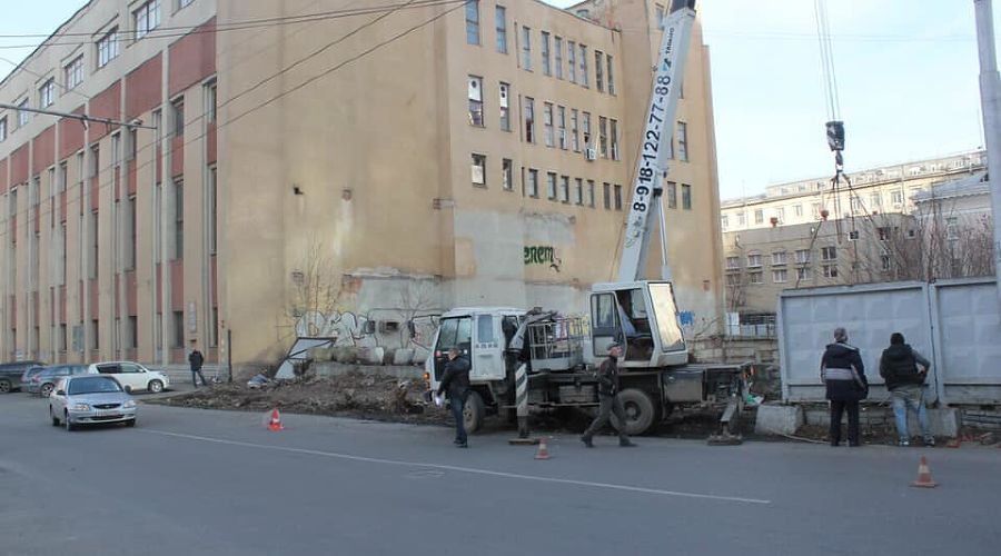 Снос забора на ул. Рашпилевской © Фото со страницы Владимира Вербицкого facebook.com/vladimir.verbitskiy