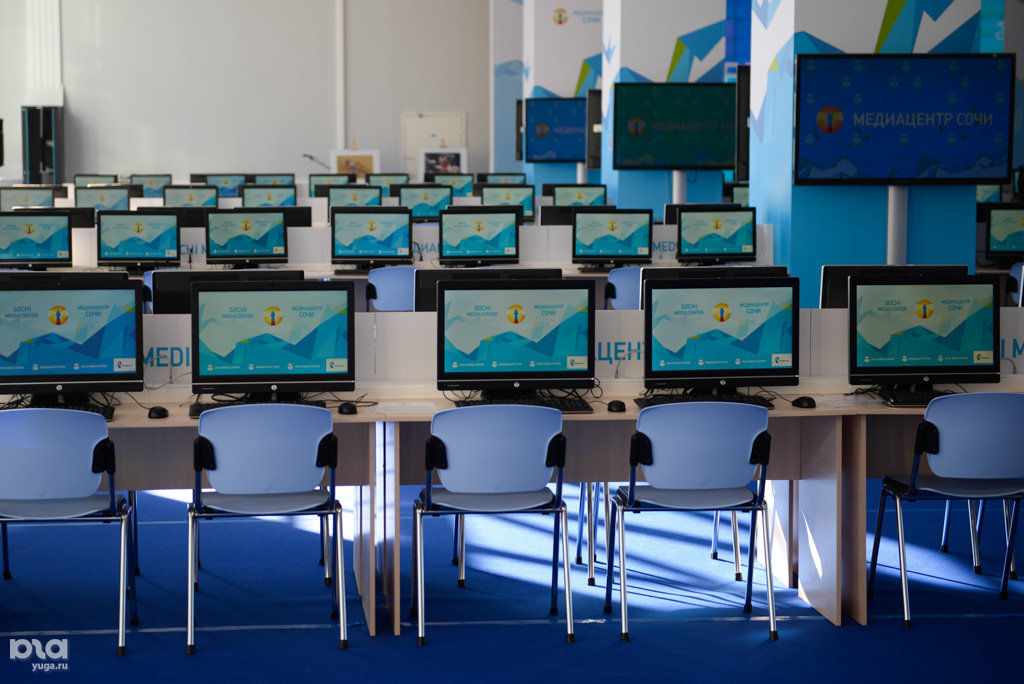 Интерьер школьной библиотеки. Библиотека-медиацентр № 67, москва. Школьный медиацентр. Кружок школьный медиацентр. Эмблема школьного медиацентра.