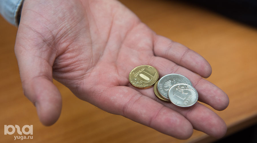 Деньги в руках &copy;&nbsp;Фото Елены Синеок, Юга.ру