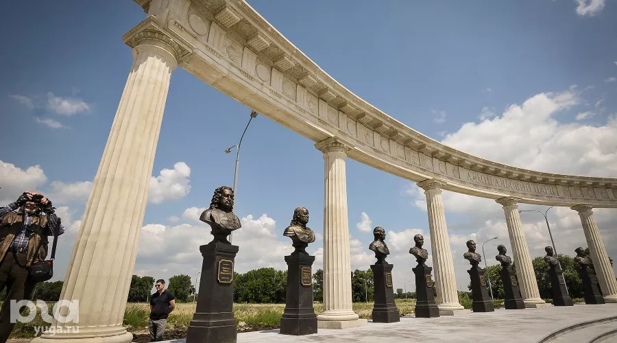 Открытие колоннады "Слава российским адмиралам" в Михайловске &copy;&nbsp;Татьяна Барыбина, ЮГА.ру