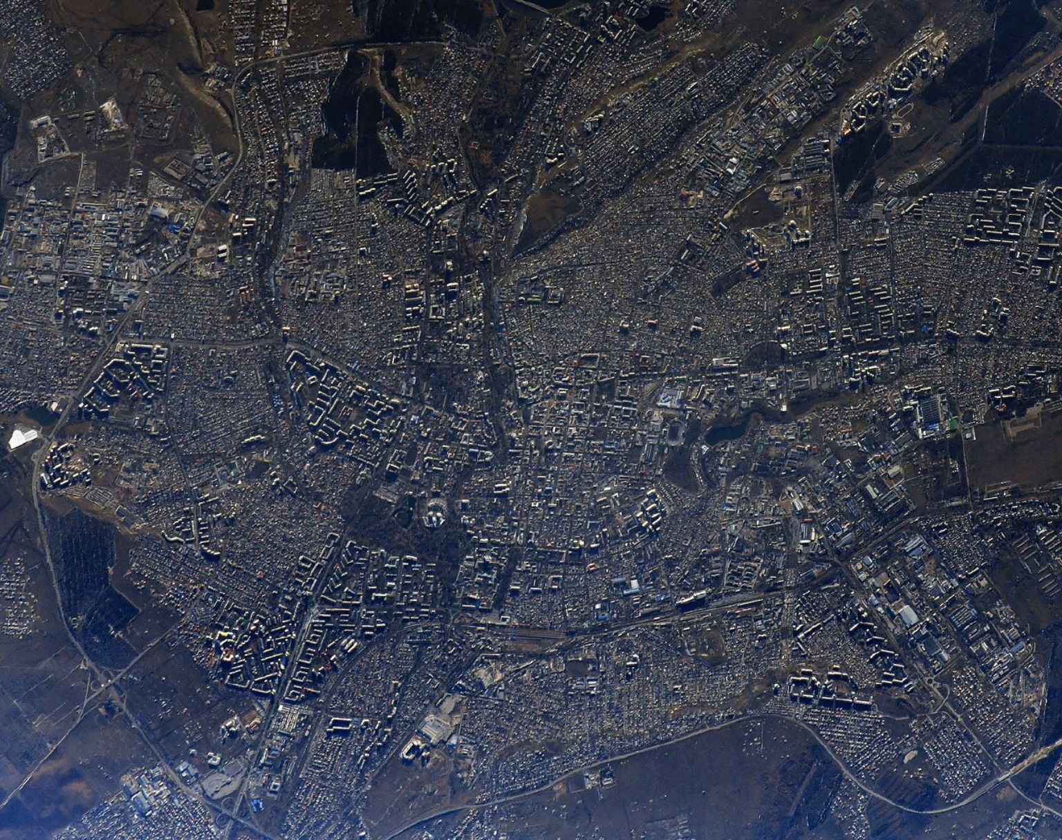 салют вид из космоса. космическая орбитальная станция мкс. мкс луганская область. скафандр орлан кононенко. мкс луганская область.