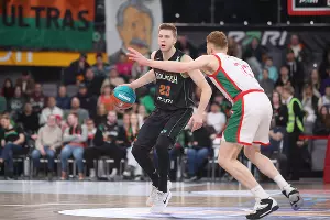 Владислав Емченко из «Локомотива-Кубань» обороняется против Антона Карданахишвили из «Уралмаша», 29 апреля 2025 г. &copy;&nbsp;Фото предоставлено пресс-службой Единой лиги ВТБ, Vtb-league.com