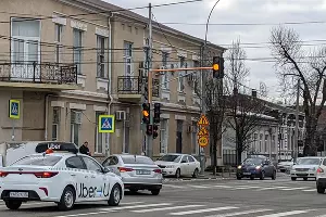 Светофор со светодиодной подсветкой столба &copy;&nbsp;Фото Александры Прохоренковой-Аксеновой, Юга.ру