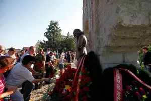 Траурные мероприятия в Крымске 6 июля 2013 года &copy;&nbsp;Влад Александров, ЮГА.ру