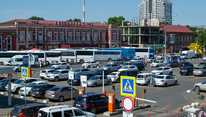 Привокзальную площадь Краснодара посещают все больше пассажиров, но она остается парковкой среди заборов, руин и мусора