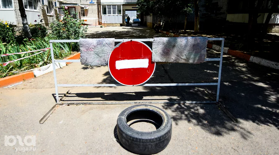 Придомовые преграды &copy;&nbsp;Фото Елены Синеок, Юга.ру