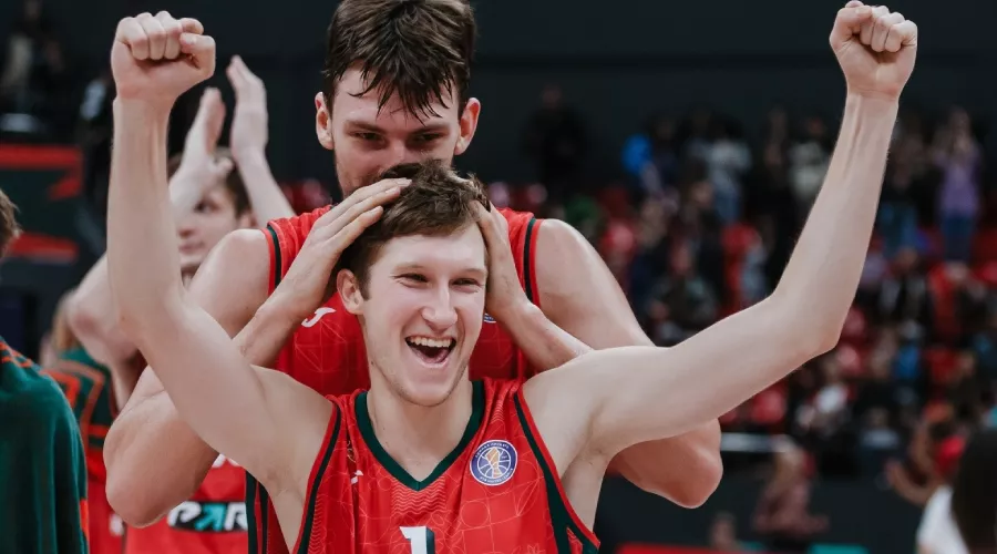 Александр Щербенёв (на переднем плане) и Андрей Мартюк &copy;&nbsp;Фото предоставлено пресс-службой Единой лиги ВТБ, Vtb-league.com