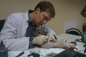 Алексей Шиян делает татуировку сфинксу © Удаленное фото с сайта ветклиника-здоровье.рф