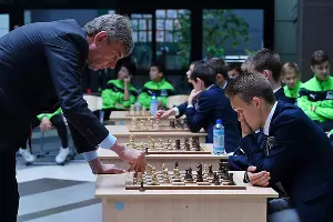 Сергей Галицкий провел сеанс одновременной игры в шахматы с воспитанниками Академии ФК «Краснодар» &copy;&nbsp;Фото с сайта fckrasnodar.ru