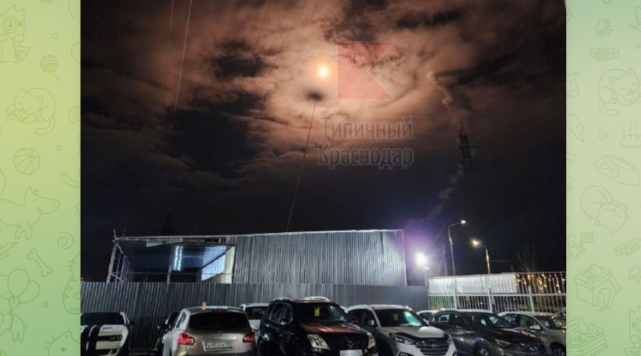 Вспышки в небе над Краснодаром 2 декабря 2023 г. © Скриншот публикации телеграм-канала «типичный Краснодар», T.me/krd_tipich_ru