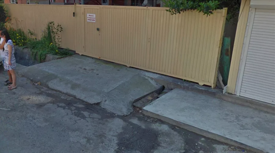 Место трагедии, ул. Октябрьская, пос. Лазаревское. Пять лет назад &copy;&nbsp;Скриншот панорамы карт Google за 2013 год