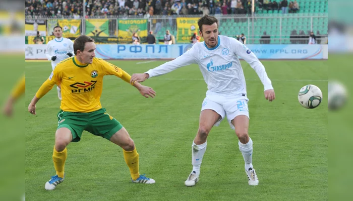 Алексей Козлов (слева) против сербского защитника "Зенита" Александра Луковича  &copy;&nbsp;ЮГА.ру, Елена Синеок