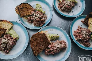 Ужин &laquo;Летняя мясорубка&raquo; в ресторане &laquo;Скотина&raquo; &copy;&nbsp;Фото Федора Обмайкина