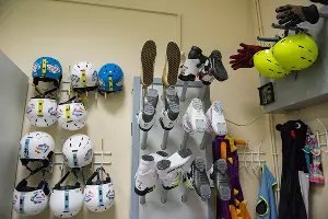 Пункт проката снаряжения в детском клубе &copy;&nbsp;Фото Екатерины Лызловой, Юга.ру