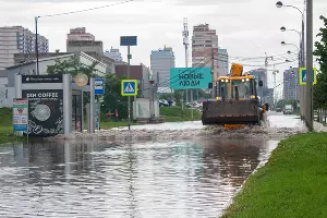 Последствия ливня на улице Московской &copy;&nbsp;Фото Дмитрия Пославского, Юга.ру