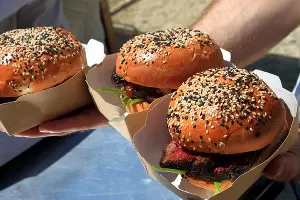 Бургеры с брискетом &copy;&nbsp;Фото Марины Солошко, Юга.ру